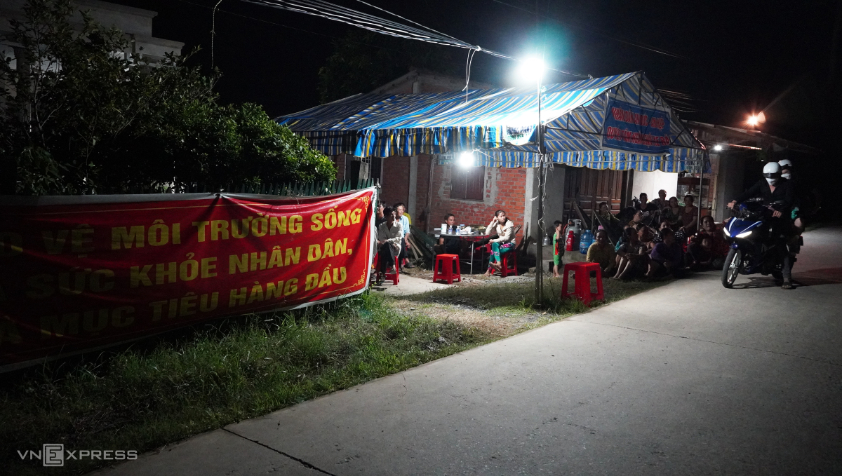 Mekong Delta families block entry to waste treatment plant