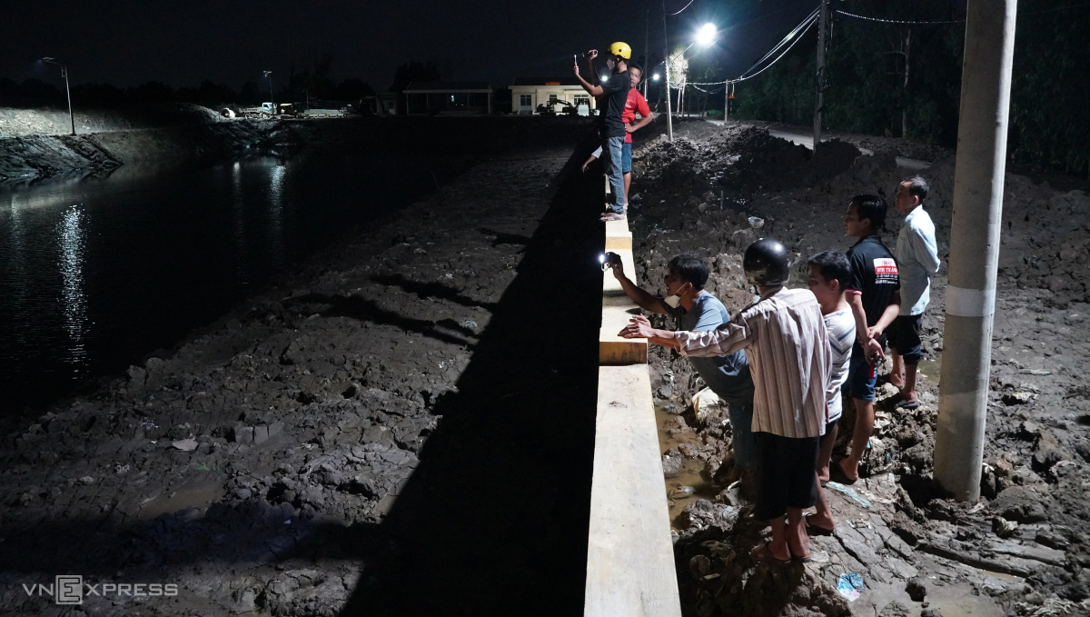 Mekong Delta families block entry to waste treatment plant