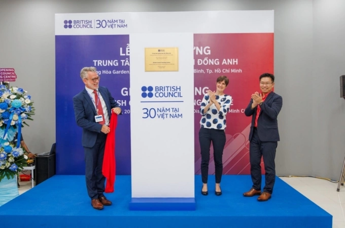 Ông Sungho Moon - Giám đốc Marketing Hội đồng Anh khu vực Châu Á - Thái Bình Dương, bà Emily Hamblin - đại diện Tổng lãnh sự Anh tại TP HCM, ông Michael Little - Giám đốc giảng dạy Hội đồng Anh Việt Nam (từ phải qua) tại buổi lễ khai trương trung tâm tiếng Anh mới tại quận Tân Bình. Ảnh: Hội đồng Anh