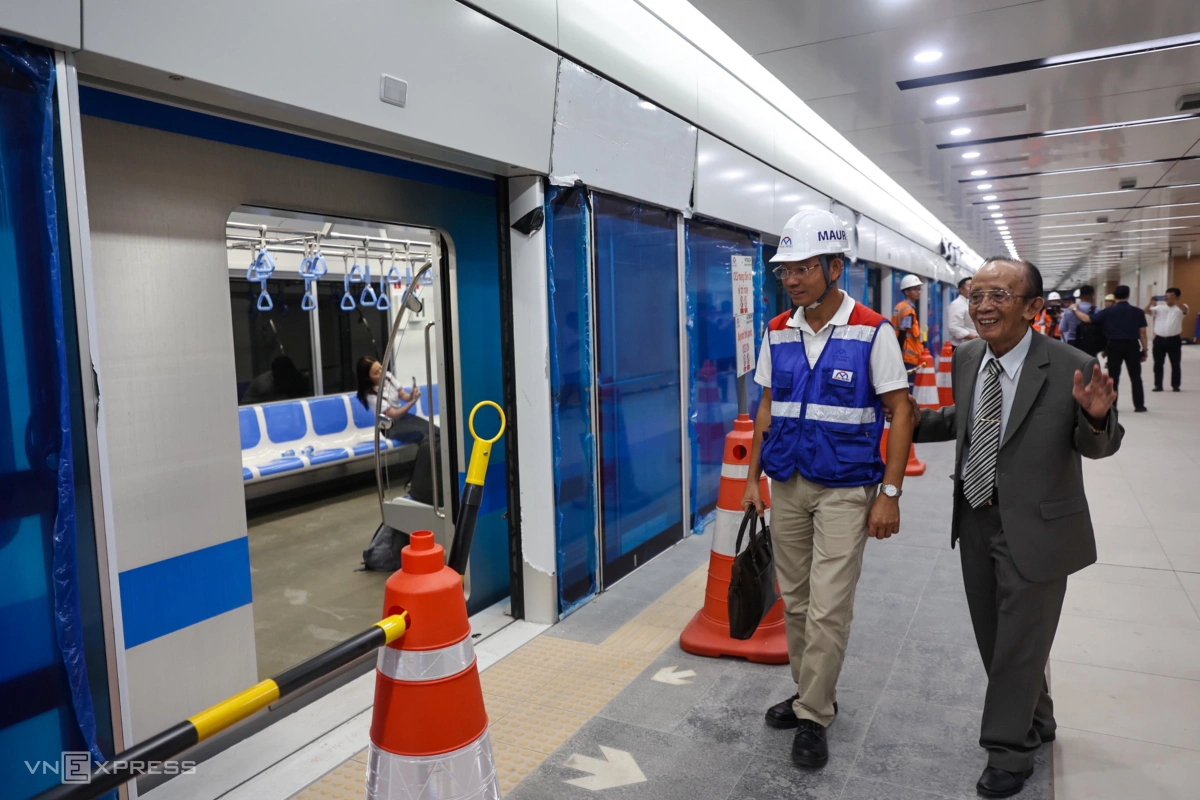 100 join HCMC metro's first full-line trial run