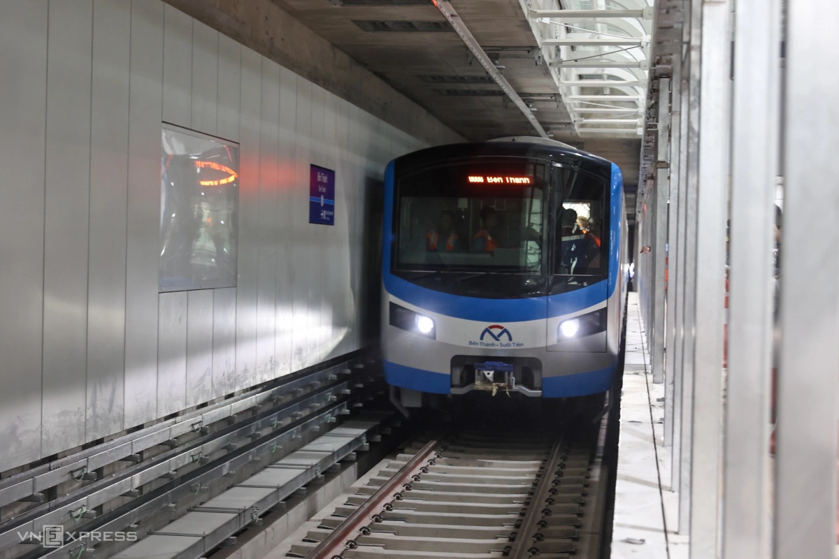 100 join HCMC metro's first full-line trial run