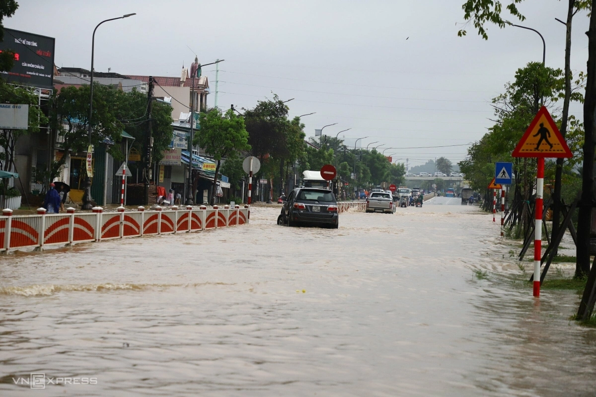 Central Vietnam streets become rivers in downpour flooding