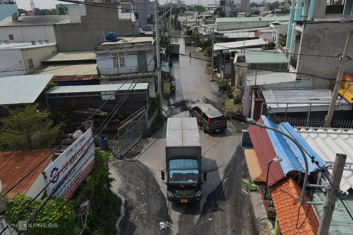 HCMC street without drainage left flooded for months