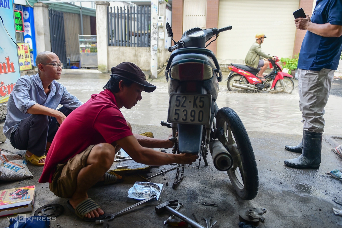 HCMC street without drainage left flooded for months