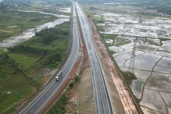 Cao tốc Cam Lộ - La Sơn mới có hai làn xe giai đoạn 1. Ảnh: Võ Thạnh.