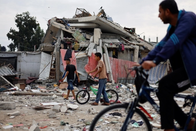 Hiện trường đổ nát sau một cuộc không kích của Israel vào khu vực Khan Younis, phía nam Dải Gaza, hôm 27/10. Ảnh: Reuters