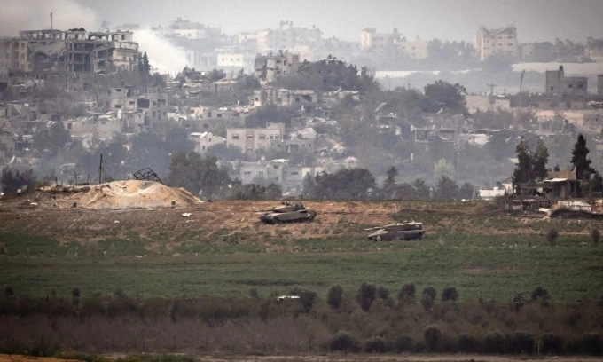 Xe tăng của Israel được bố trí dọc biên với Dải Gaza. Ảnh: AFP