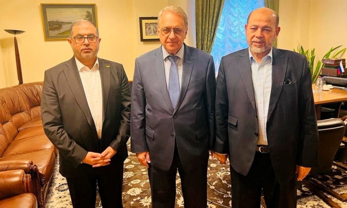 Thứ trưởng Ngoại giao Nga Mikhail Bogdanov (gữa) gặp hai thành viên cấp cao Hamas tại Moskva ngày 26/10. Ảnh: Reuters