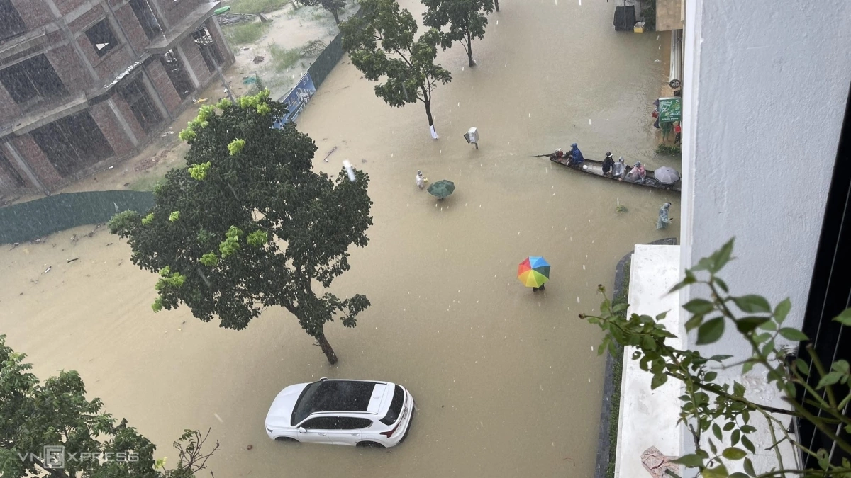 Cars scattered across Hue after flooding