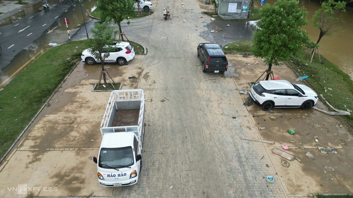 Cars scattered across Hue after flooding