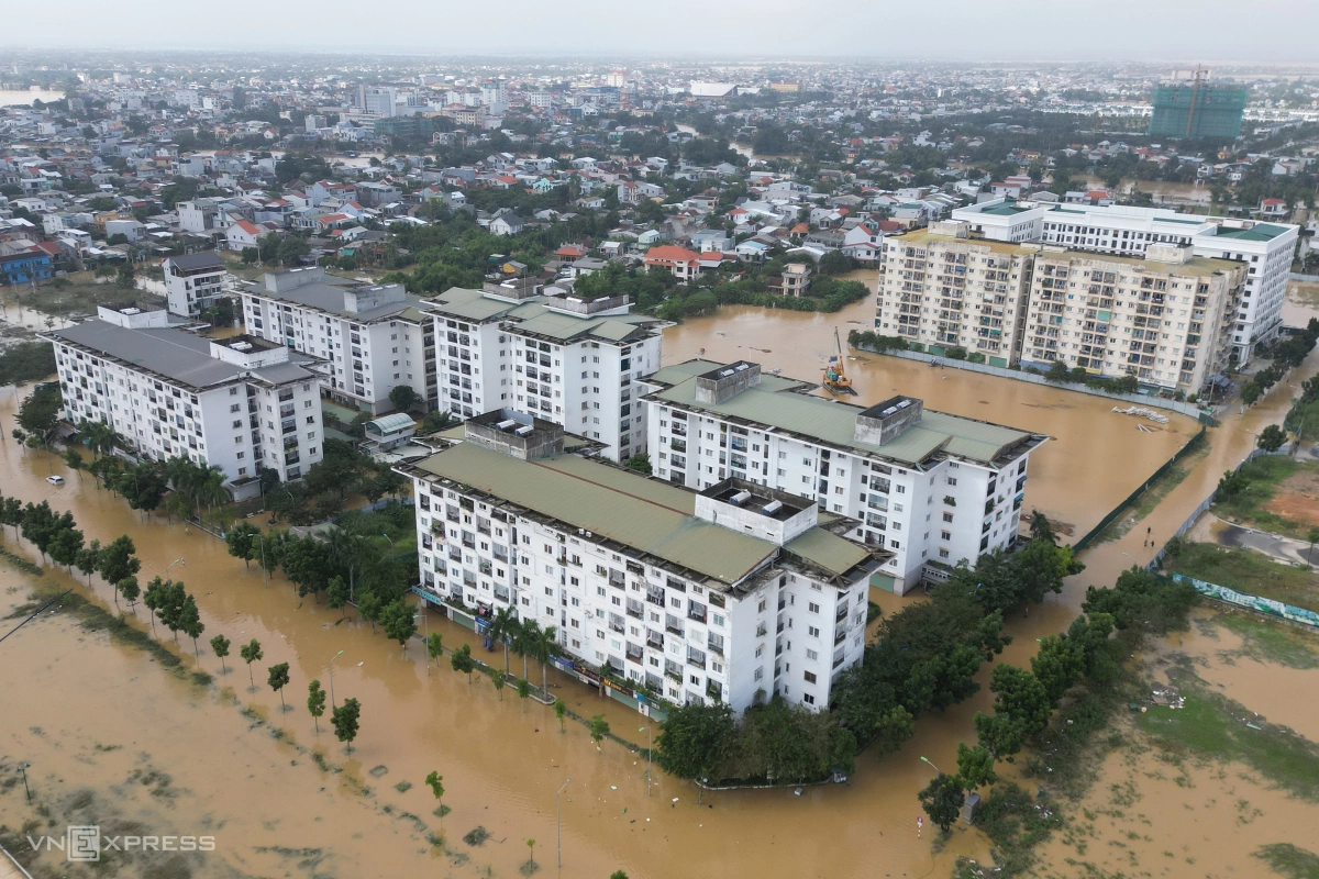 Cars scattered across Hue after flooding