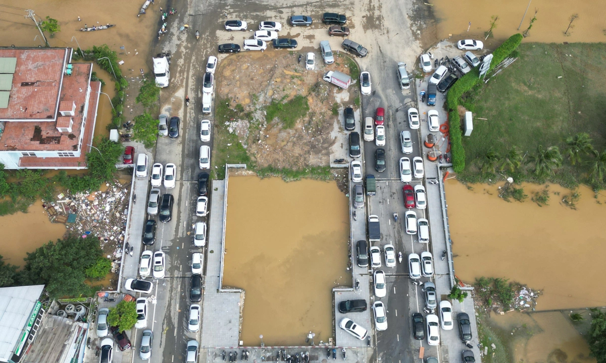 Cars scattered across Hue after flooding