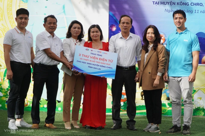 Đại diện nhà tài trợ trao tượng trưng 5 thư viện điện tử cho 3 trường Tiểu học ở huyện Kông Chro. Ảnh: Ngọc Oanh