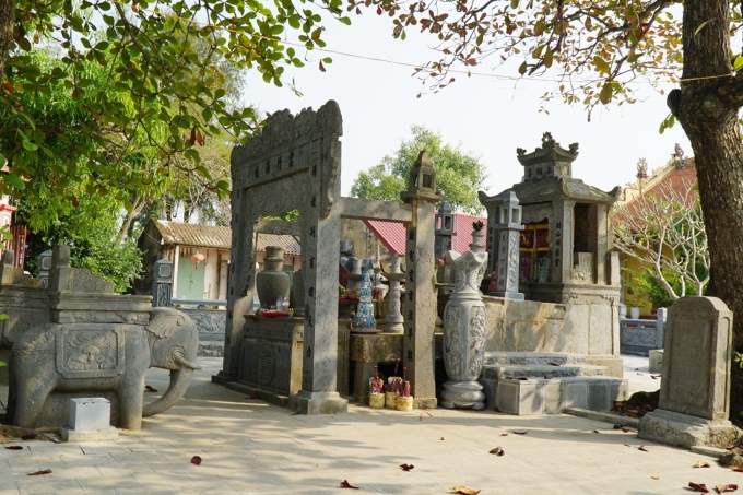 Đền Canh Sơn lộ thiên không mái che, nằm dưới tán cây bàng cổ đã được công nhân là cây di sản Việt Nam. Ảnh: Lê Tân