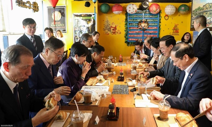 Chủ tịch nước Võ Văn Thưởng và Thống đốc Tokyo Koike Yuriko thưởng thức bánh mì tại nhà hàng. Ảnh: Báo Thế giới và Việt Nam