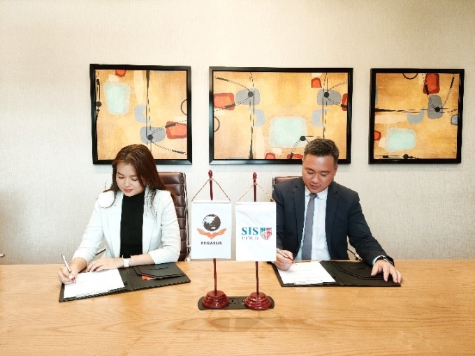 Bà Phạm Minh Thu - Giám đốc trường Cao đẳng Quốc tế Pegasus và ông Stephen See - Giám đốc Điều hành Học viện SISH (Singapore) ký kết hợp tác. Ảnh: Trường Cao đẳng Quốc tế Pegasus