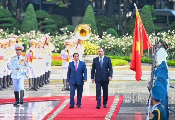 Thủ tướng Phạm Minh Chính và Thủ tướng Golovchenkoe duyệt đội danh dự Quân đội Nhân dân Việt Nam. Ảnh: Giang Huy
