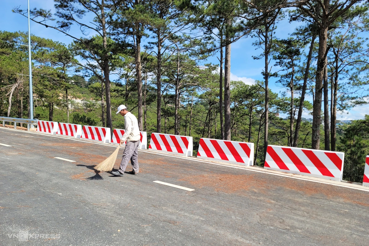 Gateway to Da Lat enlarged