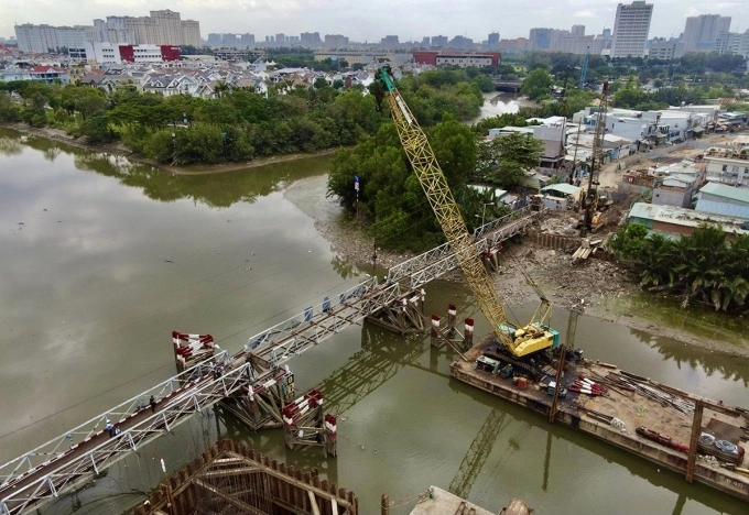 Nhà thầu huy động máy móc tháo dỡ cầu Rạch Đỉa cũ, ngày 18/12. Ảnh: Hạ Giang