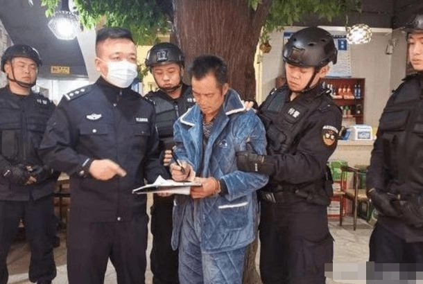 Lý Lĩnh Đào đầu thú sau khi sát hại 8 người. Ảnh: 163