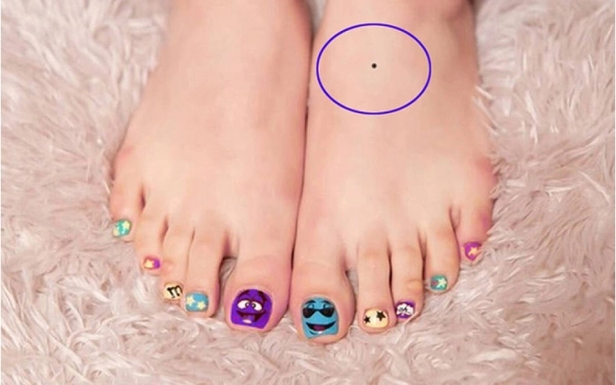 4 vị trí nốt ruồi giàu sang trên bàn chân