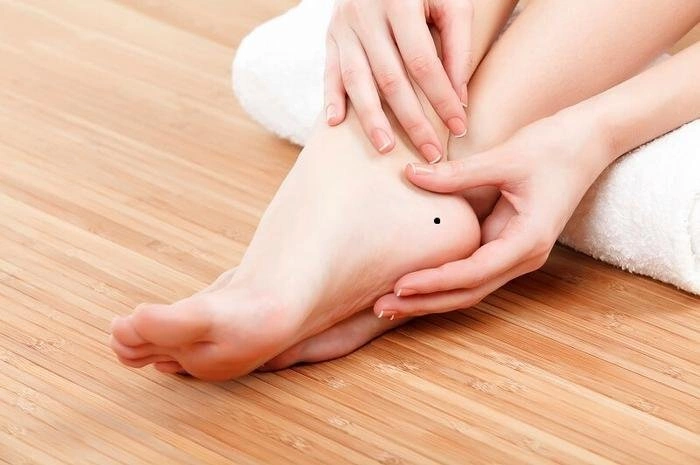 NỐT RUỒI TRÊN MU BÀN CHÂN TRÁI NỮ THỂ HIỆN VẬN MỆNH VÀ TÍNH CÁCH CHỦ NHÂN