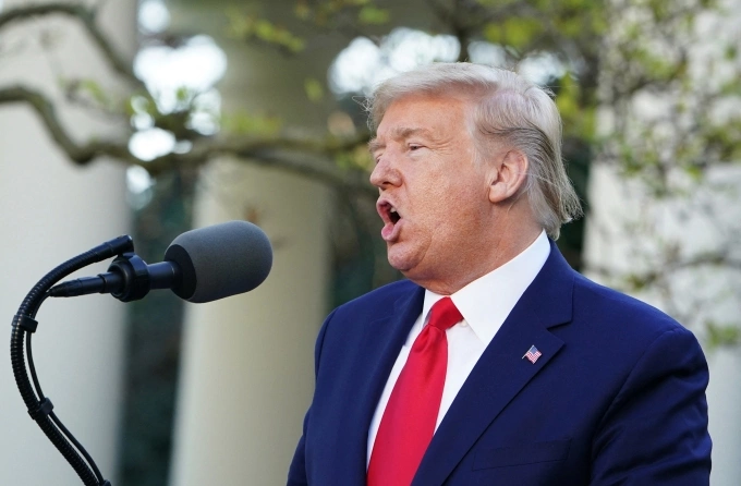 Tóc của ông Trump có màu xám tại thời điểm ông phát biểu ở Nhà Trắng về đại dịch Covid-19 ngày 30/3/2020. Ảnh: AFP