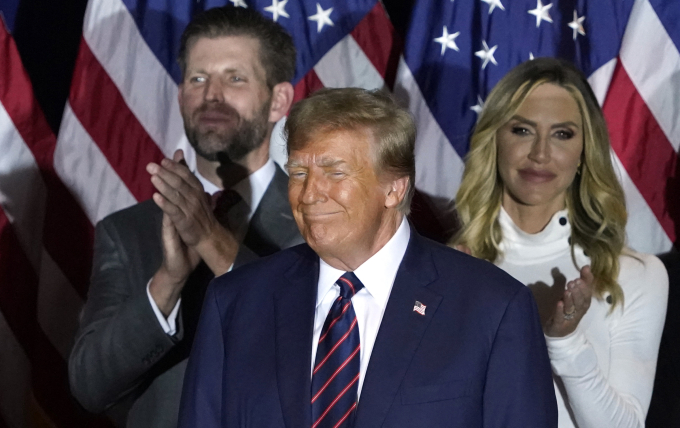Cựu tổng thống Donald Trump cùng con trai Eric Trump (trái) và con dâu Lara Trump tại Nashua, bang New Hampshire ngày 23/1. Ảnh: AFP