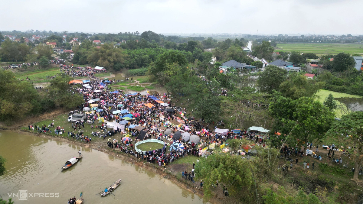 Central Vietnam Tet tomato fight attracts thousands