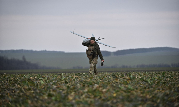 Binh sĩ Ukraine vác máy bay không người lái trinh sát tại tiền tuyến ở tỉnh Zaporizhzhia tháng 2/2023. Ảnh: Reuters