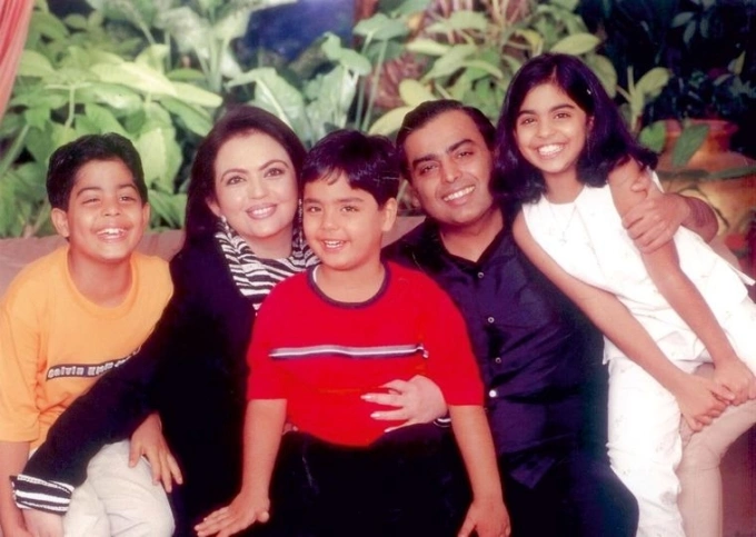 Ba anh chị em Akash,  Anant, Isha lúc nhỏ cùng cha mẹ. Ảnh: The Week