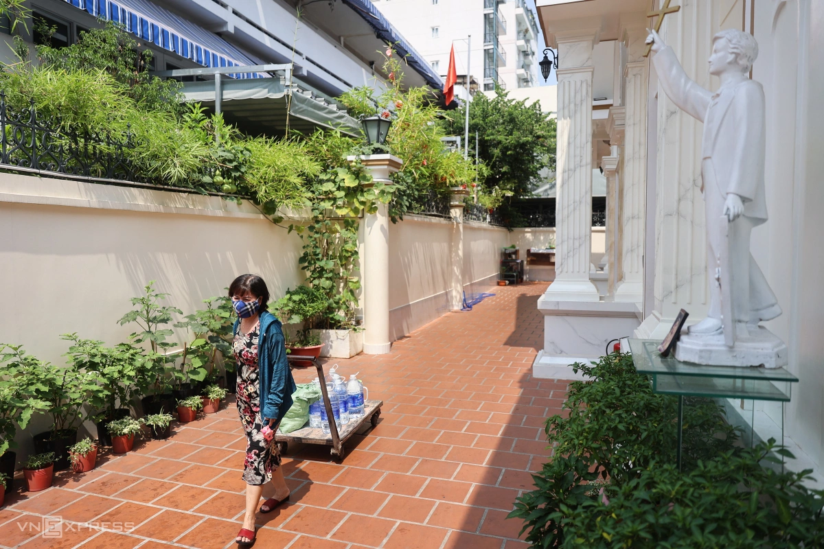 HCMC residents battle heat with free iced tea