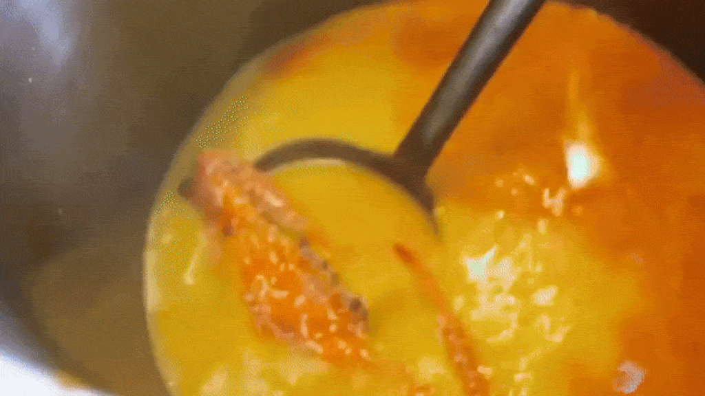 Quán bánh canh ghẹ bán 600 tô mỗi ngày