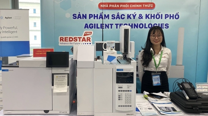 Thiết bị SPME với sắc ký khí và khối phổ cũng được ứng dụng nhằm xác định các chất có mùi đặc trưng trong nước uống (2-MIB và geosmin), dùng để kiểm soát mẫu nước thực tế, có độ nhạy cao hơn so với phương pháp thông thường và tự động.