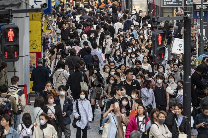 Đám đông tại một giao lộ ở Shibuya, Tokyo, thủ đô Nhật Bản, tháng 4/2023. Ảnh: AFP