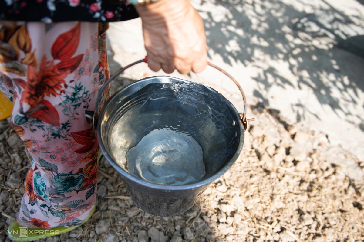 Mekong Deltans queue overnight for water amid drought