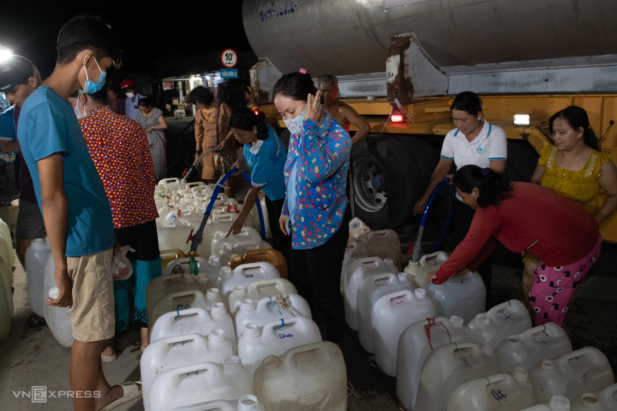 Mekong Deltans queue overnight for water amid drought