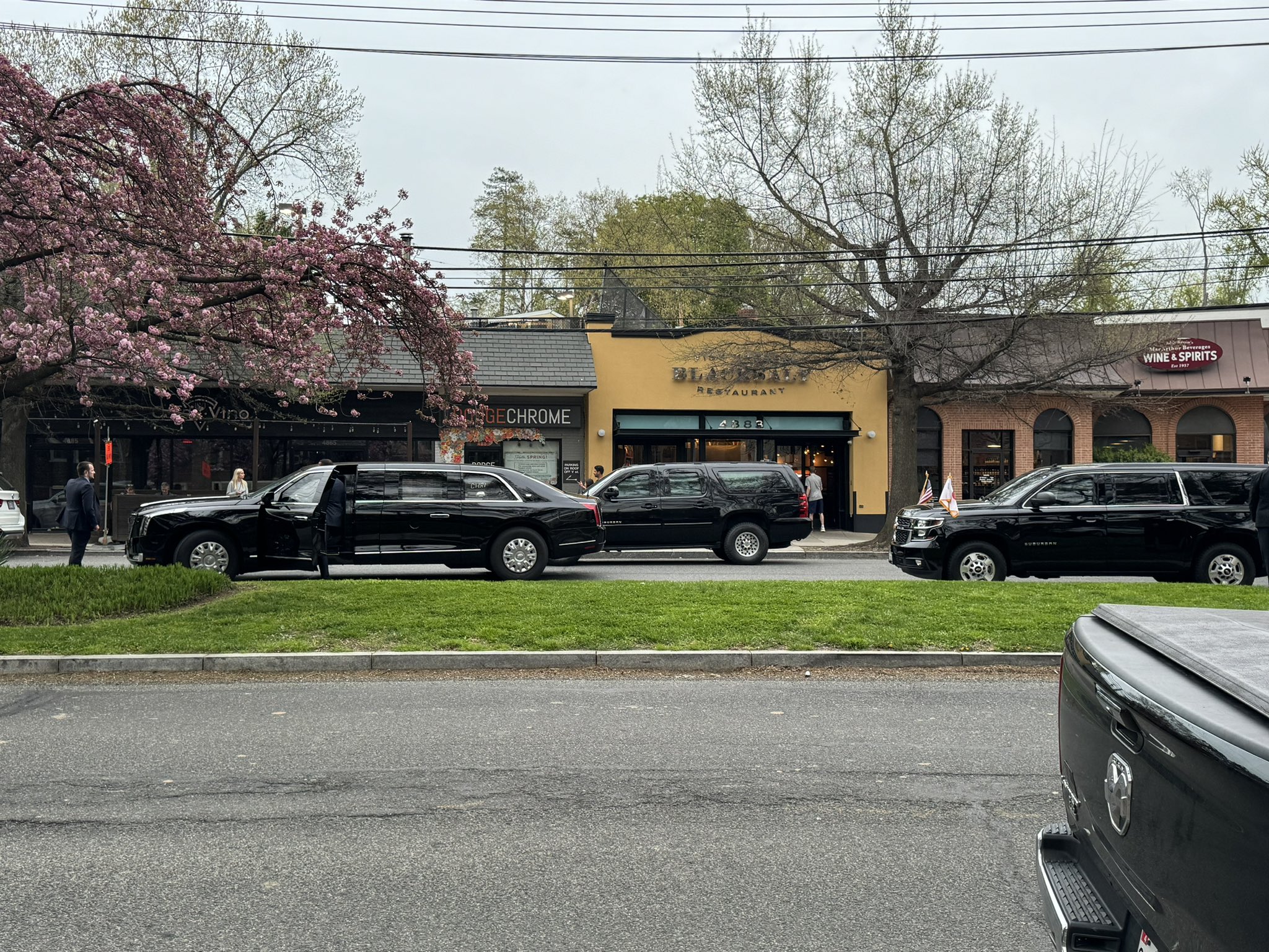 バイデン大統領と岸田首相を乗せた車列は4月9日、シーフードレストラン「ブラックソルト」の前で停止した。 写真提供: X/アンドリュー・ライデン