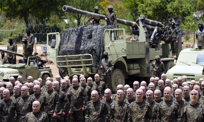 Thành viên Hezbollah tham gia diễn tập ở miền nam Lebanon tháng 5/2023. Ảnh: AP