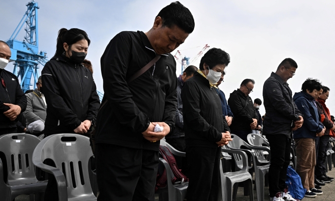 Người dân dự lễ tưởng niệm các nạn nhân vụ chìm phà Sewol ở Mokpo, tỉnh Nam Jeolla, Hàn Quốc, ngày 16/4. Ảnh: AFP