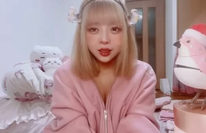 Mai Watanabe trong một buổi livestream hướng dẫn cách lừa đảo tiền từ sugar daddy. Ảnh: K-Sélection