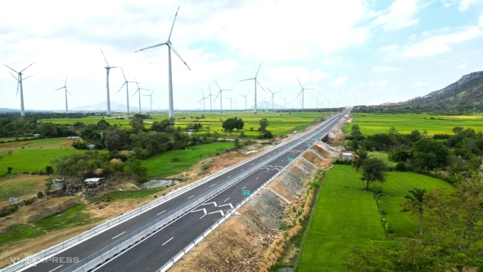 Cao tốc Cam Lâm - Vĩnh Hảo đoạn qua cánh đồng điện gió tỉnh Ninh Thuận. Ảnh: Việt Quốc
