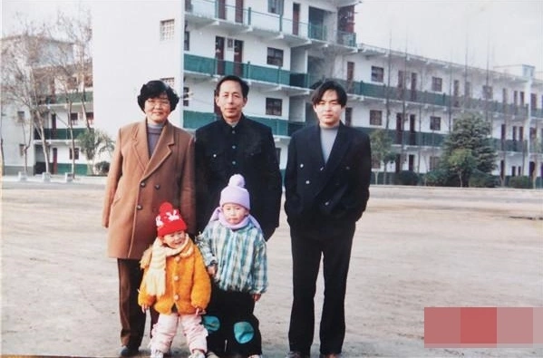 Từ Hạo (bìa phải) chụp cùng bố mẹ hồi Tết nguyên đán 1997, nửa năm sau, Hạo vướng lao tù. Ảnh: Beijing Shijian