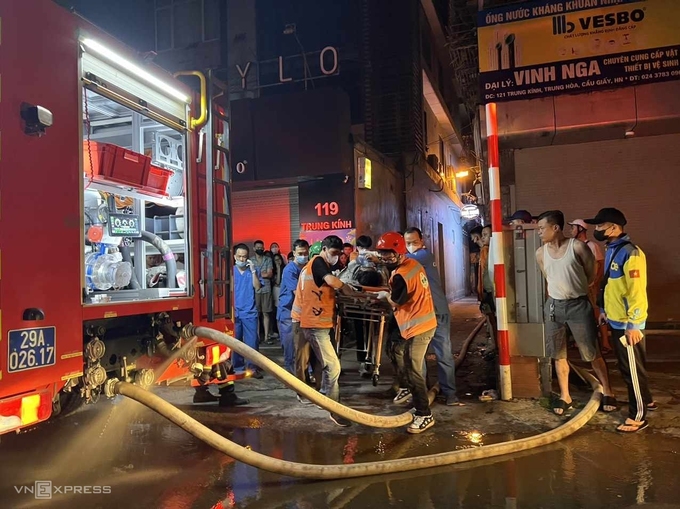 Các lực lượng đưa nạn nhân đi cấp cứu. Ảnh: Phạm Chiểu