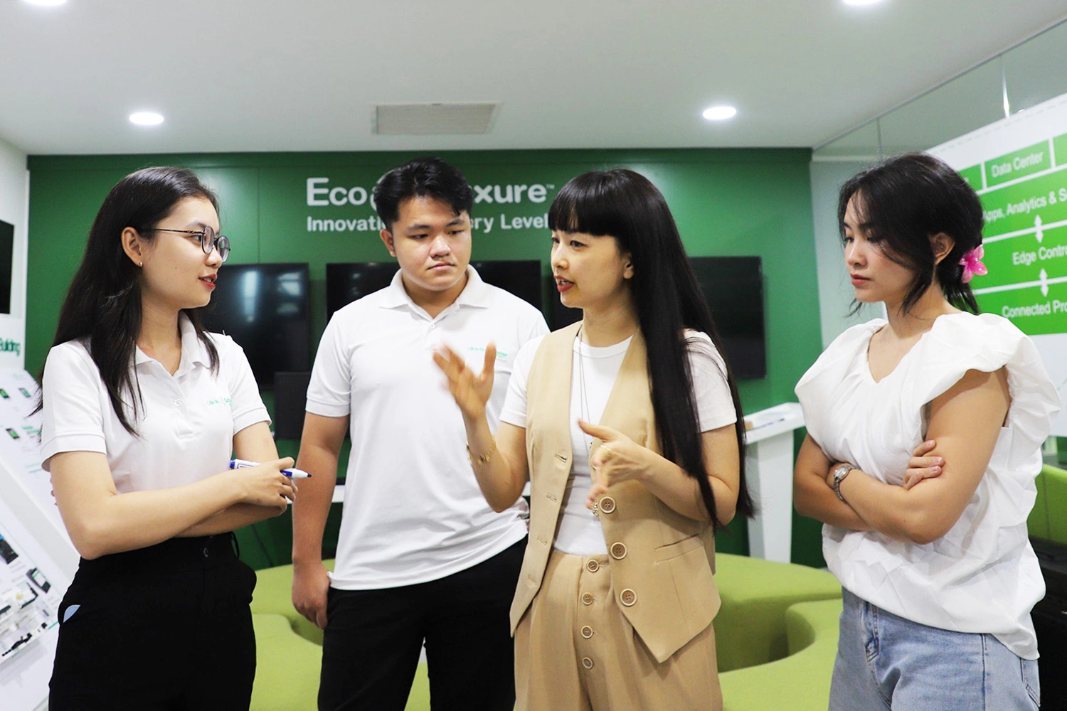 Bà Cáp Thị Minh Trang và các nhân viên thuộc thế hệ Z của Schneider Electric. Ảnh: Lê Tuyết