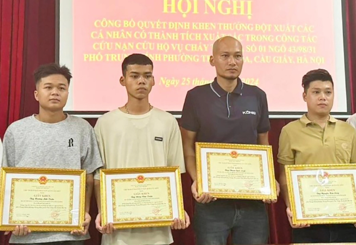 4 người đàn ông được khen thưởng sau vụ cháy. Ảnh:Hoàng Phong