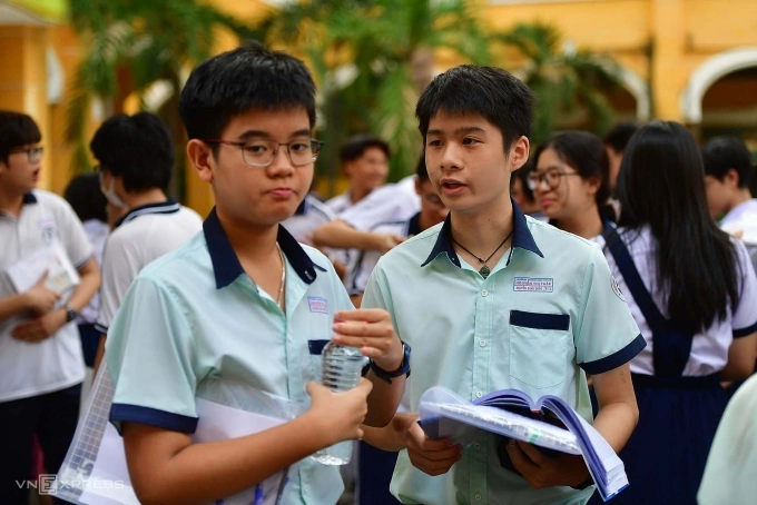 Thí sinh tại điểm thi trường THCS Trưng Vương, quận 1, ngày 6/6. Ảnh: Thanh Tùng