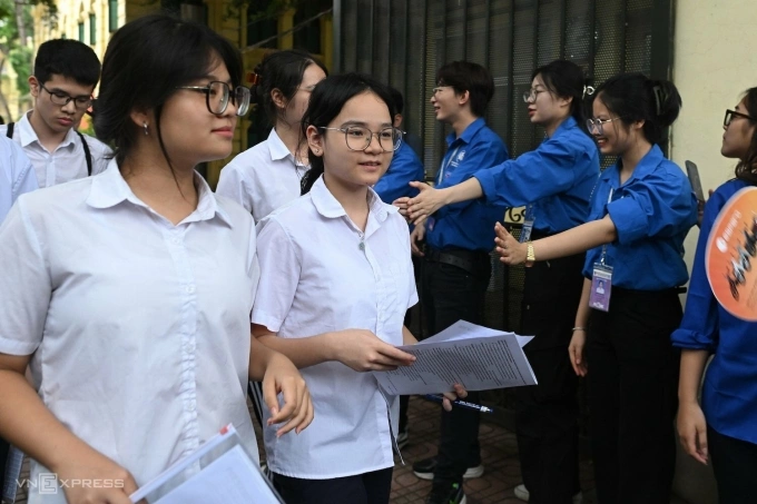 Thí sinh dự thi lớp 10 tại điểm thi THPT Trần Phú - Hoàn Kiếm, ngày 9/6. Ảnh: Giang Huy