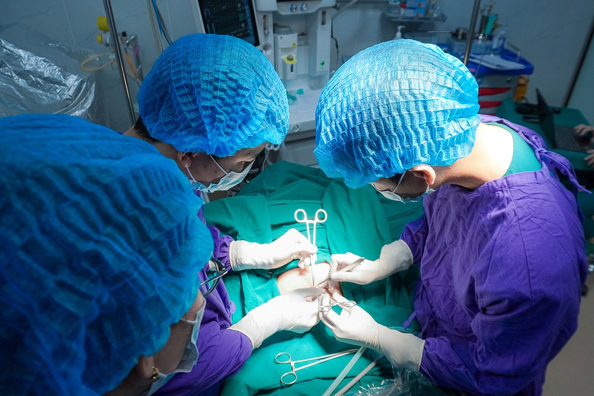 Các bác sĩ phẫu thuật lấy ra búi tóc nặng hơn 200 gram trong dạ dày bé gái. Ảnh: Ngọc Oanh
