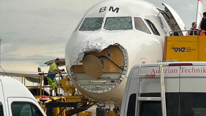 Chiếc máy bay của hãng hàng không Austrian Airlines bị thủng mũi vì trận mưa đá ngày 9/6. Ảnh: Instagram/@emm.ely